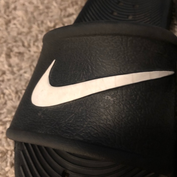 BLACK AND WHITE NIKE SLIDES - Picture 2 of 7